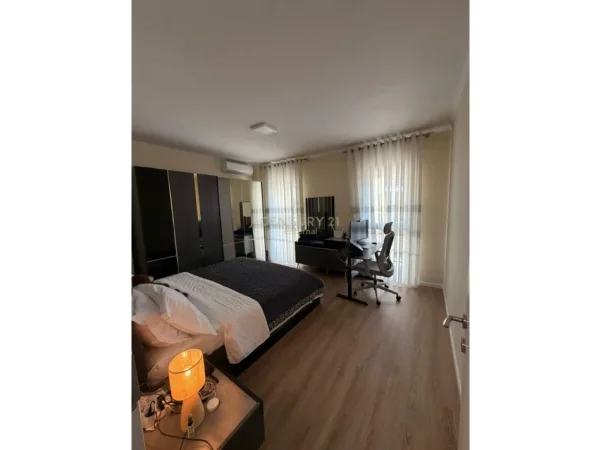 Tirane, jepet me qera apartament 2+1 Kati 4, 120 m² 750 € (mine peza)
