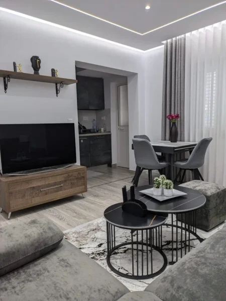 Tirane, jepet me qera apartament 1+1 Kati 4, 62 m² 600 € (Rruga Ferit Xhajko)
