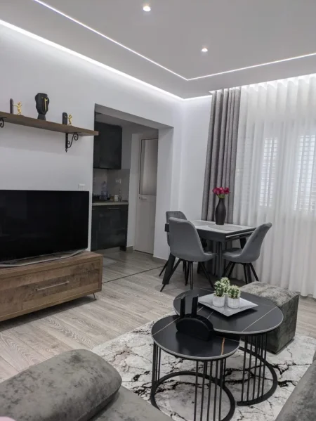 Tirane, jepet me qera apartament 1+1 Kati 4, 62 m² 600 € (Rruga Ferit Xhajko)