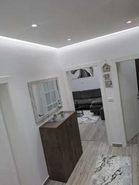 Tirane, jepet me qera apartament 1+1 Kati 4, 62 m² 600 € (Rruga Ferit Xhajko)