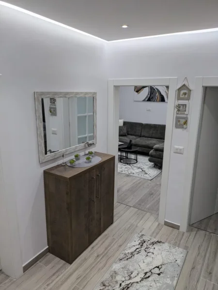 Tirane, jepet me qera apartament 1+1 Kati 4, 62 m² 600 € (Rruga Ferit Xhajko)