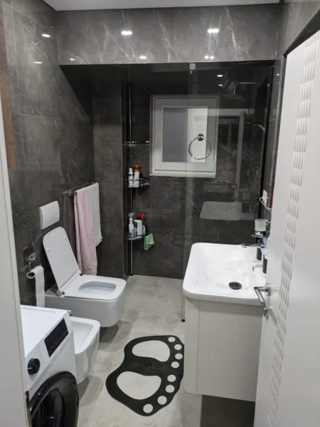 Tirane, jepet me qera apartament 1+1 Kati 4, 62 m² 600 € (Rruga Ferit Xhajko)