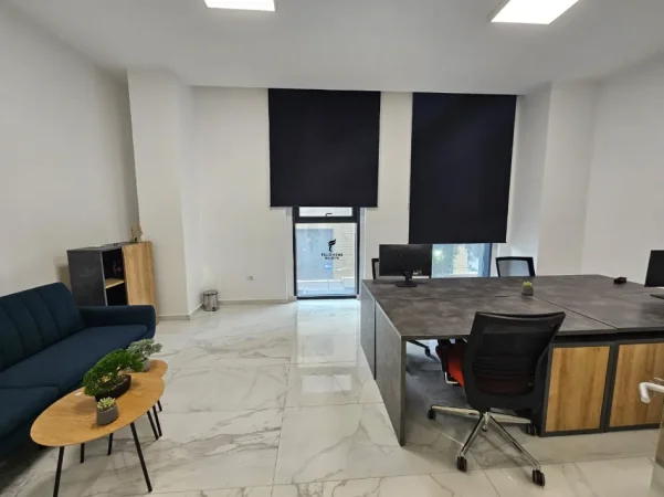 Tirane, jepet me qera zyre Kati 2, 72 m² 900 € (STADIUMI DINAMO)