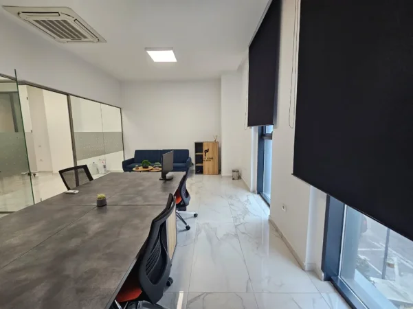 Tirane, jepet me qera zyre Kati 2, 72 m² 900 € (STADIUMI DINAMO)
