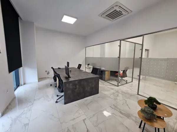 Tirane, jepet me qera zyre Kati 2, 72 m² 900 € (STADIUMI DINAMO)