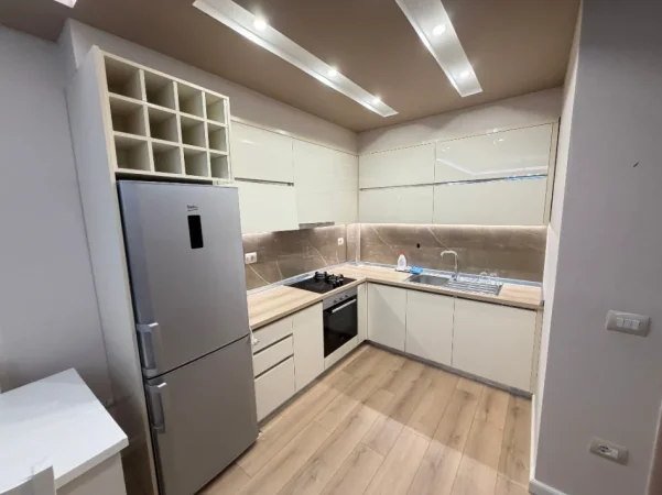 Tirane, jepet me qera apartament 1+1 Kati 3, 550 € (liqeni i thate)