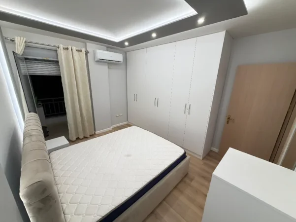 Tirane, jepet me qera apartament 1+1 Kati 3, 550 € (liqeni i thate)