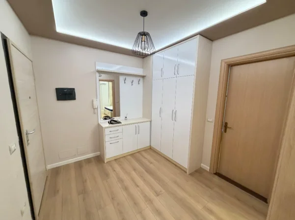 Tirane, jepet me qera apartament 1+1 Kati 3, 550 € (liqeni i thate)