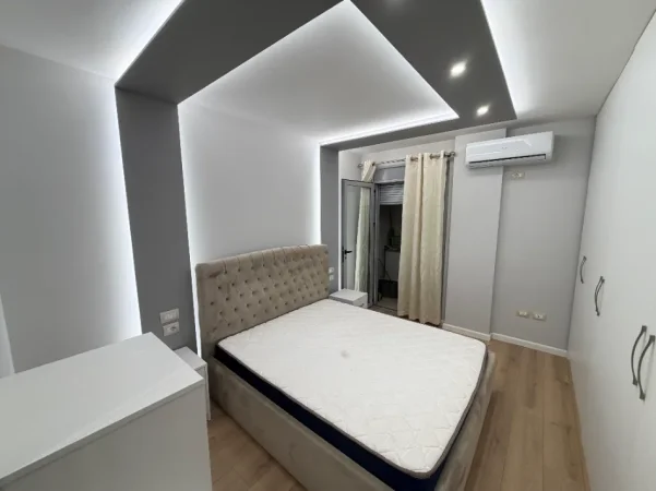 Tirane, jepet me qera apartament 1+1 Kati 3, 550 € (liqeni i thate)