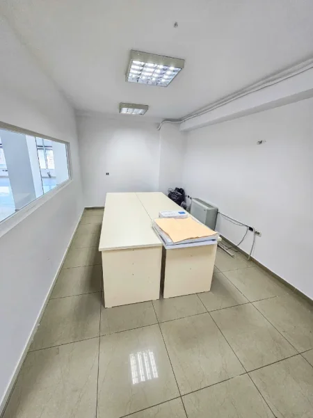Tirane, jepet me qera ambjent biznesi Kati 5, 300 m² 2.800 € (RRUGA E DIBRES,SELVIA)