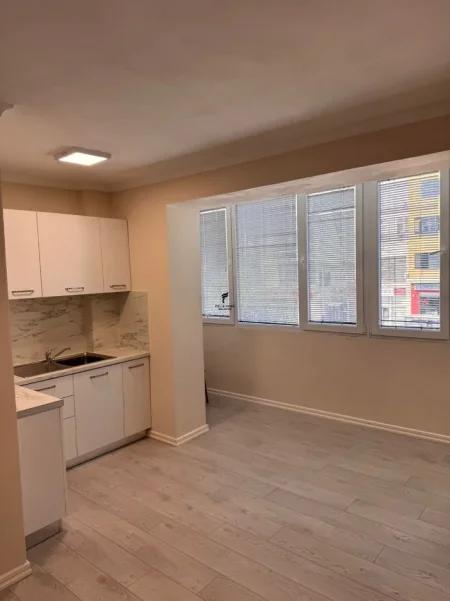 Tirane, jepet me qera zyre Kati 1, 70 m² 800 € (21 DHJETORI)