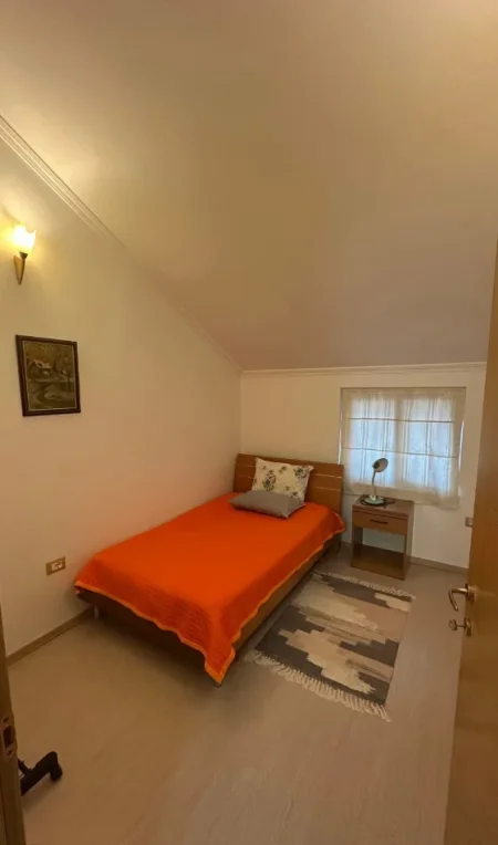 Tirane, jepet me qera apartament 3+1 Kati 2, 144 m² 890 € (Komuna Parisit)