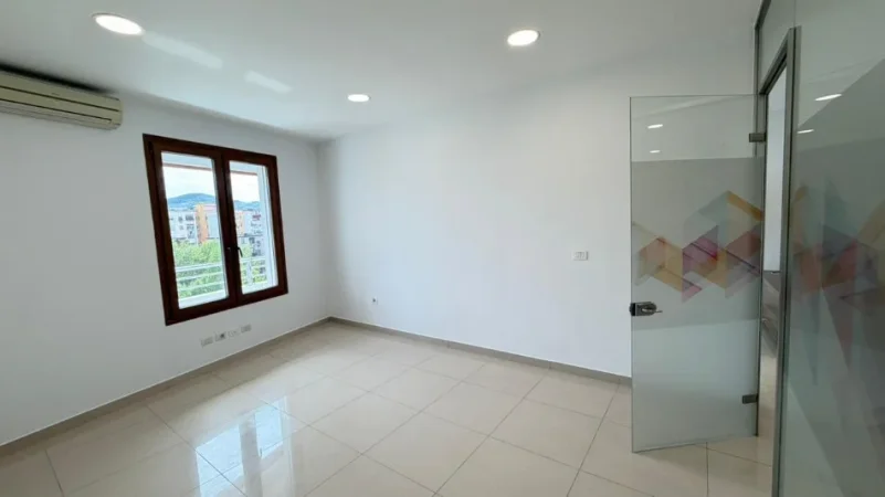 Tirane, jepet me qera zyre Kati 5, 180 m² 2.500 € (Kompleksi Delijorgji)