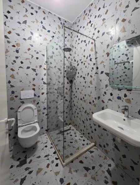 Tirane, jepet me qera apartament 1+1+Ballkon , 65 m² 450 € 