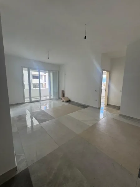 Tirane, shitet apartament 2+1+Ballkon Kati 2, 115 m² 1.280.000 € (kthesa e Kamzes)