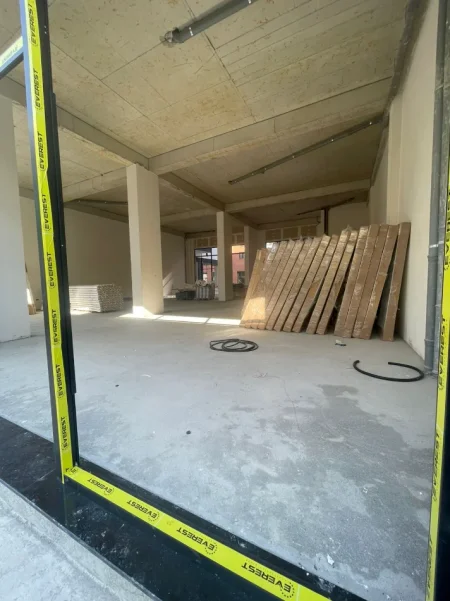 Tirane, jepet me qera ambjent biznesi Kati 0, 238 m² (azem galica)