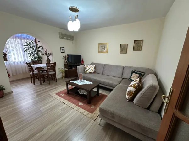 Tirane, jepet me qera apartament 1+1+Ballkon Kati 3, 60 m² 550 € (Rruga e Elbasanit/Ambasada Amerikane)