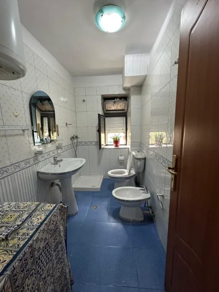 Tirane, jepet me qera apartament 1+1+Ballkon Kati 3, 60 m² 550 € (Rruga e Elbasanit/Ambasada Amerikane)