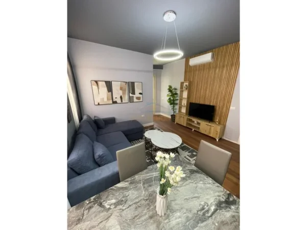 Tirane, shitet apartament 5+1 Kati 2, 84 m²