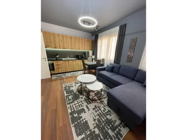 Tirane, shitet apartament 5+1 Kati 2, 84 m²
