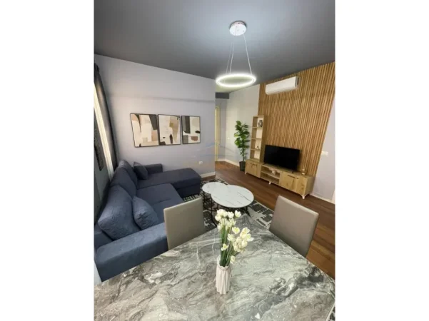 Tirane, shitet apartament 5+1 Kati 2, 84 m²