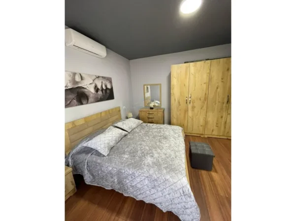 Tirane, shitet apartament 5+1 Kati 2, 84 m²