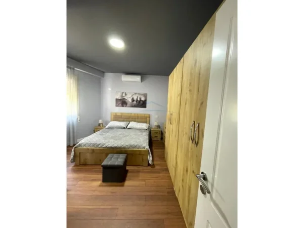 Tirane, shitet apartament 5+1 Kati 2, 84 m²