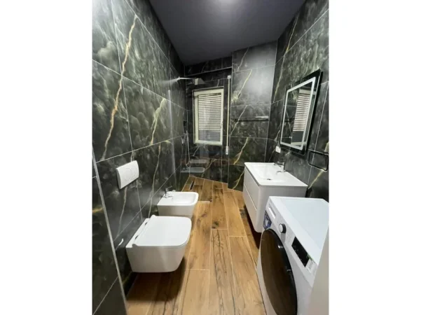 Tirane, shitet apartament 5+1 Kati 2, 84 m²