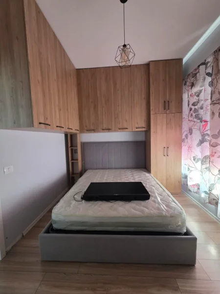 Tirane, jepet me qera apartament 1+1 Kati 5, 65 m² 450 € (Kompleksi Mangalem, Ali Demi)