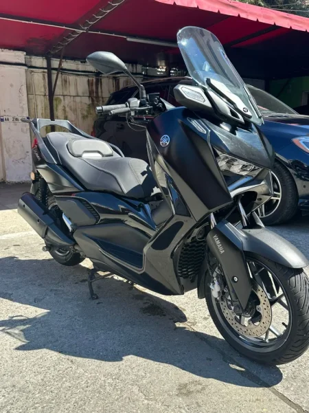 Durres, shitet motor sportiv Yamaha XMAX , e zeze 8.700 km 5.500 €