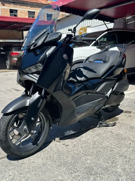 Durres, shitet motor sportiv Yamaha XMAX , e zeze 8.700 km 5.500 €