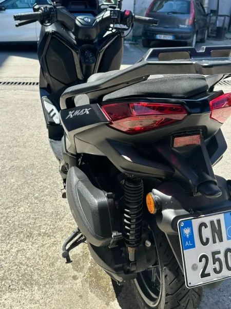 Durres, shitet motor sportiv Yamaha XMAX , e zeze 8.700 km 5.500 €
