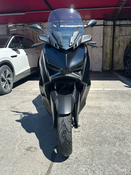 Durres, shitet motor sportiv Yamaha XMAX , e zeze 8.700 km 5.500 €