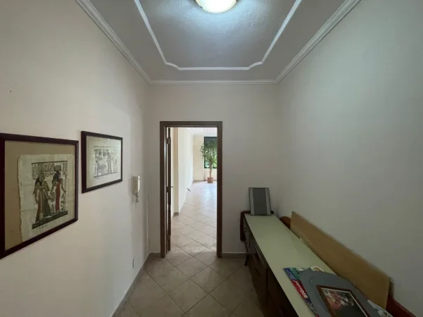 Tirane, jepet me qera zyre Kati 4, 147 m² 1.200 € (Ish Ekspozita)
