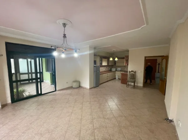 Tirane, jepet me qera zyre Kati 4, 147 m² 1.200 € (Ish Ekspozita)
