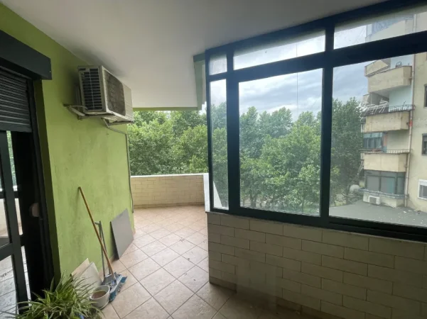 Tirane, jepet me qera zyre Kati 4, 147 m² 1.200 € (Ish Ekspozita)