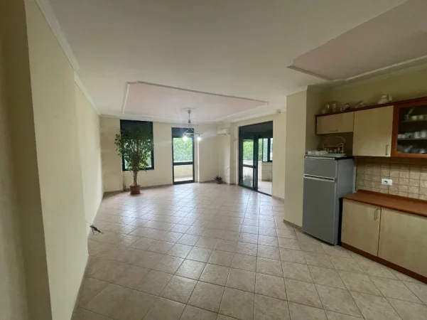 Tirane, jepet me qera zyre Kati 4, 147 m² 1.200 € (Ish Ekspozita)