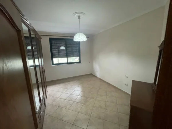 Tirane, jepet me qera zyre Kati 4, 147 m² 1.200 € (Ish Ekspozita)