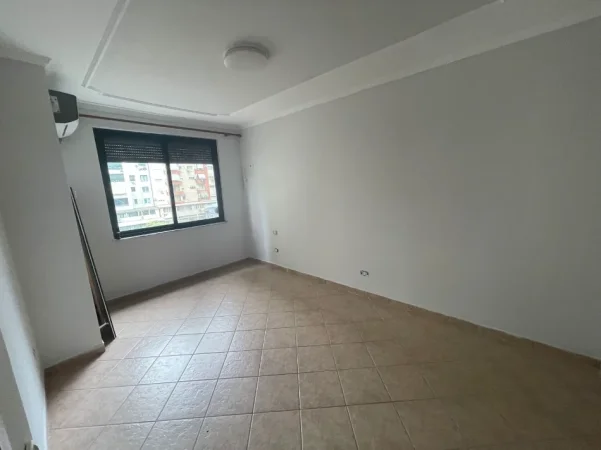 Tirane, jepet me qera zyre Kati 4, 147 m² 1.200 € (Ish Ekspozita)