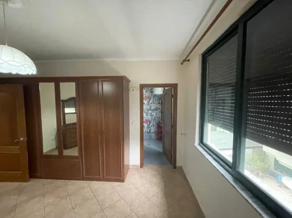 Tirane, jepet me qera zyre Kati 4, 147 m² 1.200 € (Ish Ekspozita)