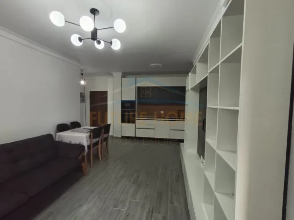 Tirane, jepet me qera apartament 2+1 Kati 10, 100 m² 550 € (Yzberisht)
