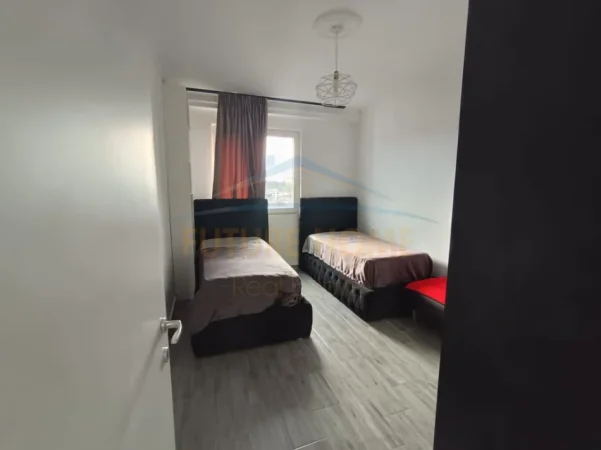Tirane, jepet me qera apartament 2+1 Kati 10, 100 m² 550 € (Yzberisht)