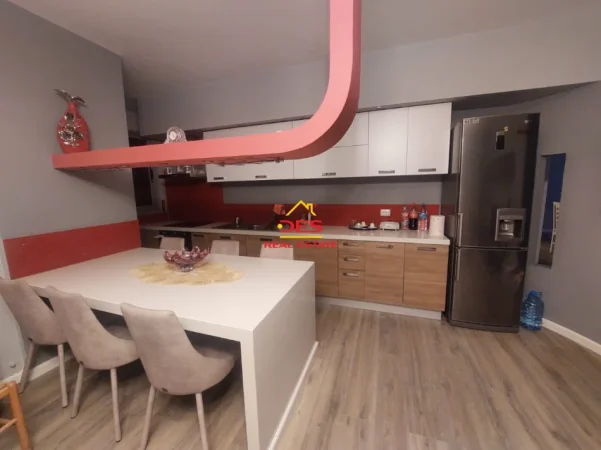 Vlore, shitet apartament 2+1+Ballkon Kati 4, 135 m² (Rruga Demokracia)