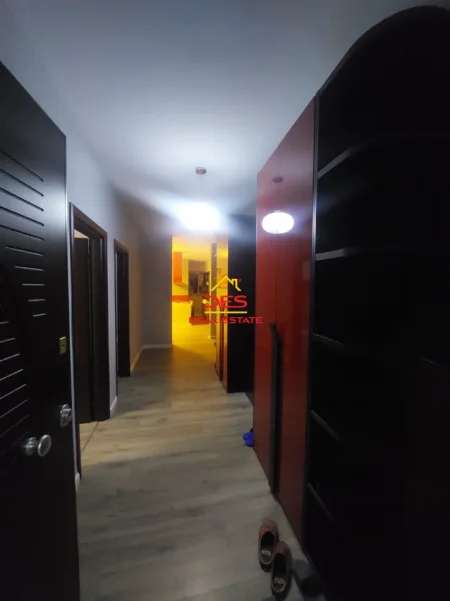 Vlore, shitet apartament 2+1+Ballkon Kati 4, 135 m² (Rruga Demokracia)