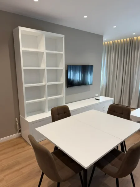 Tirane, jap me qera apartament 1+1 Kati 5, 800 € (Rruga e Elbasanit, Kompleksi Xheluks)