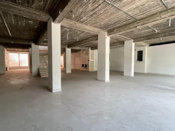 Tirane, jepet me qera ambjent biznesi , 1.380 m² 10.000 € 