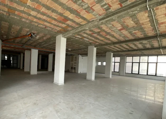 Tirane, jepet me qera ambjent biznesi , 1.380 m² 10.000 € 