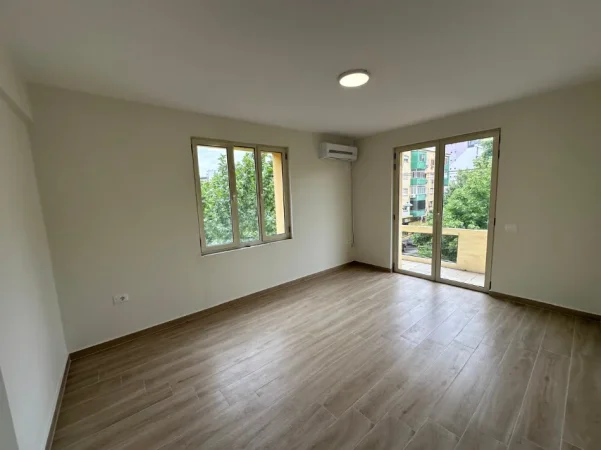 Tirane, jepet me qera zyre Kati 3, 100 m² 600 € (Rruga e Durresit)