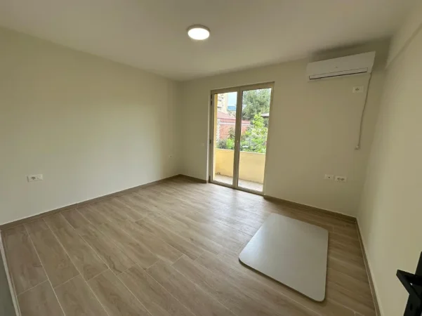 Tirane, jepet me qera zyre Kati 3, 100 m² 600 € (Rruga e Durresit)