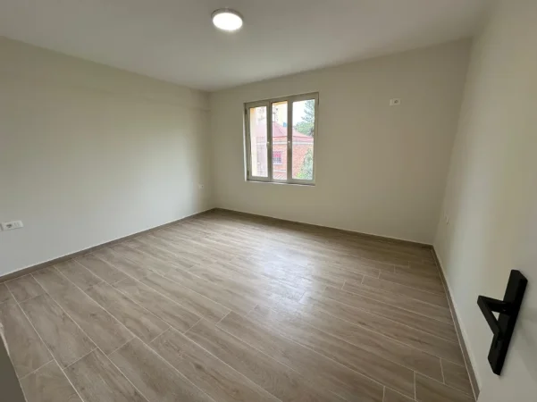 Tirane, jepet me qera zyre Kati 3, 100 m² 600 € (Rruga e Durresit)